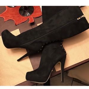 *NEVER WORN* GORGEOUS BLACK KNEE HIGH BEBE BOOTS